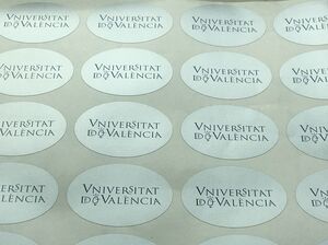 PEGATINAS (25 UD) UNIVERSITAT DE VALÈNCIA OVALADA PLATEADA 5,8 X 4,4 CM (PACK 25 UDS)