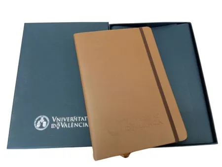 Libreta Piel Rec Escudo Uv A5 - 14,5 X 21 cm - Estuche Cartón Cuero