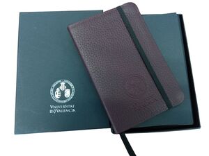 LIBRETA PIEL FLOR ESCUDO UV A6 - 7 X 10 CM - ESTUCHE CARTÓN BURDEOS