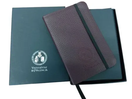 Libreta Piel Flor Escudo Uv A6 - 7 X 10 cm - Estuche Cartón Burdeos