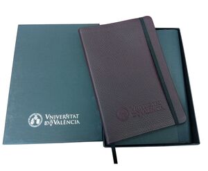 LIBRETA PIEL FLOR ESCUDO UV A5 - 14,5 X 21 CM - ESTUCHE CARTÓN BURDEOS