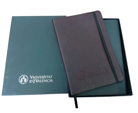 Libreta Piel Flor Escudo Uv A5 - 14,5 X 21 cm - Estuche Cartón Burdeos